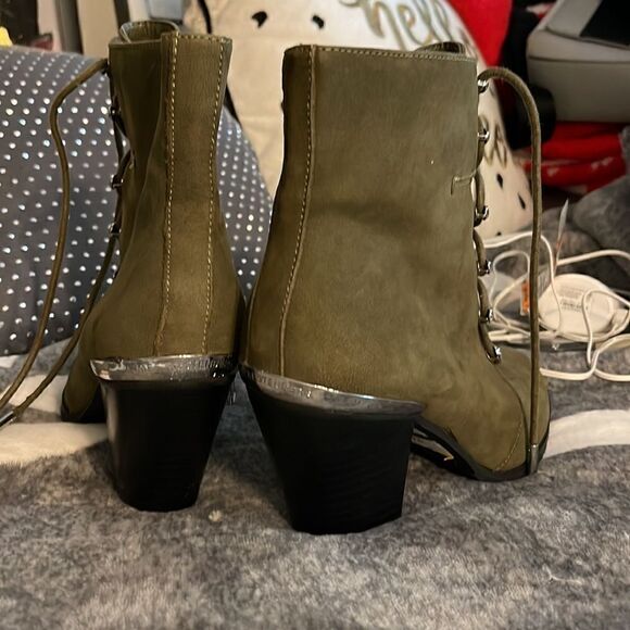 Aimee Kestenberg Danielle suede olive green & silver Lace-up Boots w/lug sole 7 - Picture 4 of 11